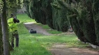Policja na zdewastowanym cmentarzu