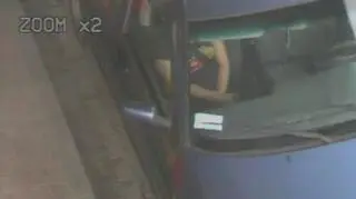 Policja poszukuje też pasażerów samochodu