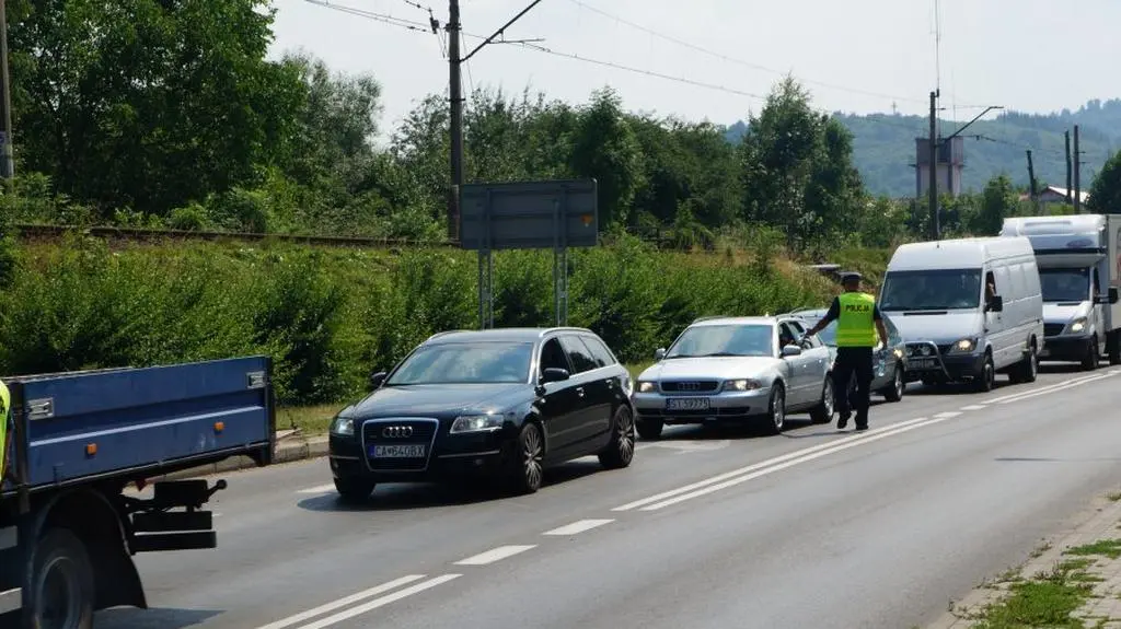 Policja rozdaje wodę kierowcom w korku