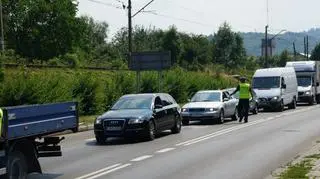 Policja rozdaje wodę kierowcom w korku