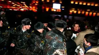 Policja rozpędza demonstrantów /fot.karta97