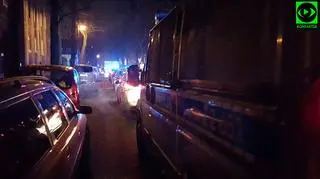 Policja stoi na ulicy Hoene-Wrońskiego
