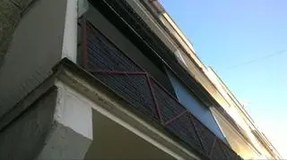 Policja weszła do mieszkania przez balkon