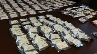 Policja zabezpieczyła ponad 320 opakowań dopalaczy