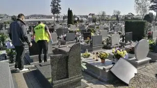 Policja zabezpieczyła ślady na cmenatrzu