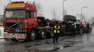 Policja zatrzymała transport przewożący czołgi