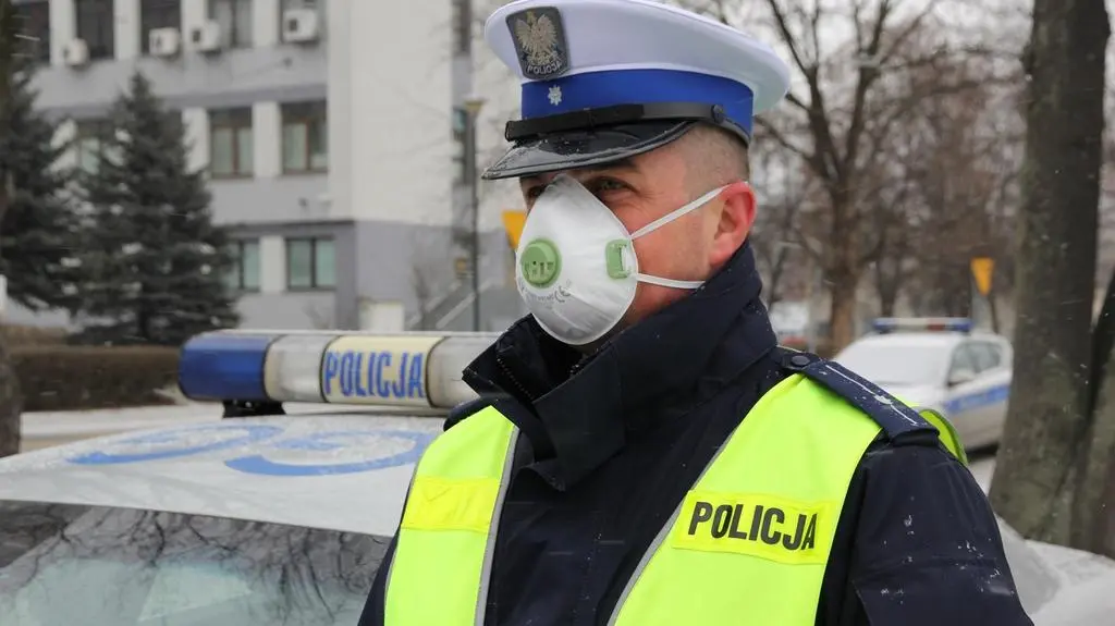 Policjanci dostali maski antysmogowe
