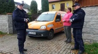 Policjanci i pracownica schroniska schwytali dwa agresywne czworonogi