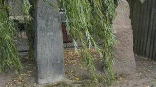 Policjanci odzyskali kilkanaście zabytkowych drogowskazów 