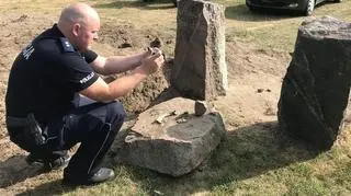 policjanci odzyskali kilkanaście zabytkowych, XIX-wiecznych drogowskazów 