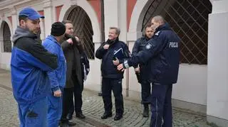 Policjanci opowiadający o akcji wiceprezydentowi Mariuszowi Wiśniewskiemu