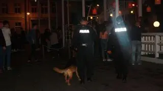 Policjanci pod opiekę rodziców oddali czterech pijanych nastolatków