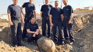 Policjanci pozują przy 500-kilogramowym niewybuchu