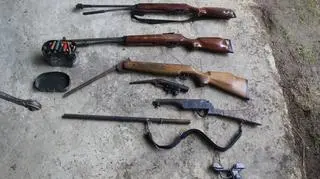 Policjanci w kryjówkach, w różnych częściach posesji, znaleźli zakopane 7 jednostek broni palnej