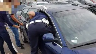 Policjanci wybili szybę w aucie