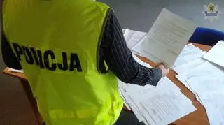 Policjanci zabezpieczyli dokumenty