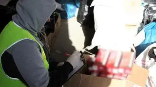 Policjanci zabezpieczyli też tysiąc paczek papierosów