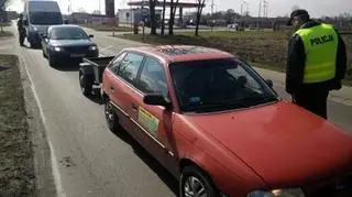 Policjanci zatrzymują auta w poszukiwaniu mężczyzny