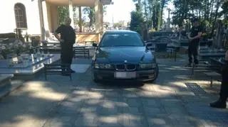Policjanci zauważyli samochód zaparkowany na jednej z alejek