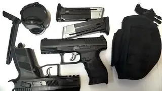Policjanci znaleźli i zabezpieczyli dwie atrapy broni palnej