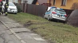 Policjant wpadł w poślizg i skończył jazdę na płocie