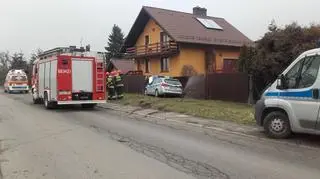 Policjant wpadł w poślizg i skończył jazdę na płocie