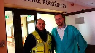 Policjant z szczęśliwym ojcem 