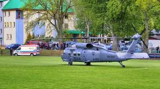 Policyjny Black Hawk wylądował na murawie