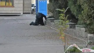 Policyjny saper sprawdza przedmiot