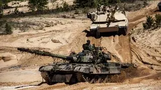 Polski czołg PT-91 Twardy w towarzystwie amerykańskiego M1 Abrams na ćwiczeniach na Łotwie, wrzesień 2017 r.