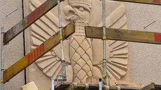 Polskie orły na fasadzie Muzeum Emigracji w Gdyni