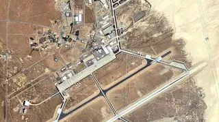 Południowy kompleks, który służył między innymi skrytym testom B-2, jest widoczny w prawym dolnym rogu zdjęcia satelitarnego bazy Edwards