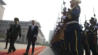 Pomimo rywalizacji, Chiny i USA utrzymują kontakty pomiędzy swoimi siłami zbrojnymi. Na zdjęciu były sekretarz obrony Chuck Hagel witany w Pekinie