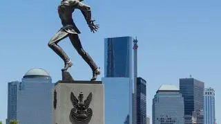 Pomnik Katyński stoi na placu nad rzeką Hudson w Jersey City