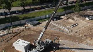 Pomnik przesunięto dzięki specjalnemu dźwigowi