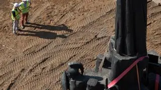 Pomnik przesunięto o kilkanaście metrów i umieszczono na wyższym cokole