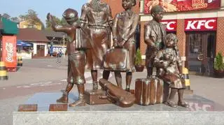 Pomnik stoi przy gmachy dworca głównego 