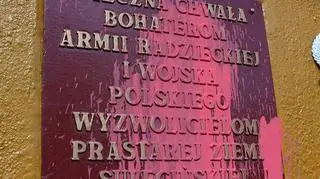 Pomnik stoi przy ul