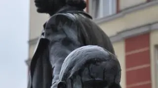 Pomnik to odlane z brązu figury - matka z synem i córką
