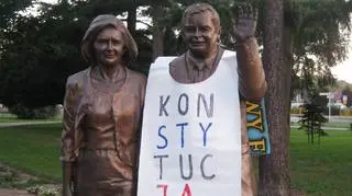 Pomnik w Białej Podlaskiej z napisem "Konstytucja" 
