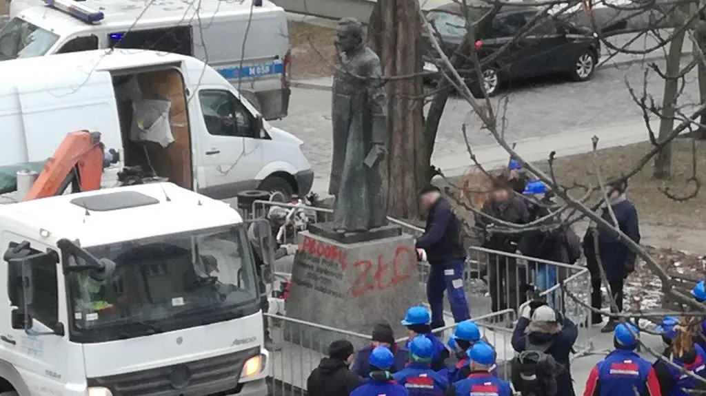 Pomnik wrócił na cokół