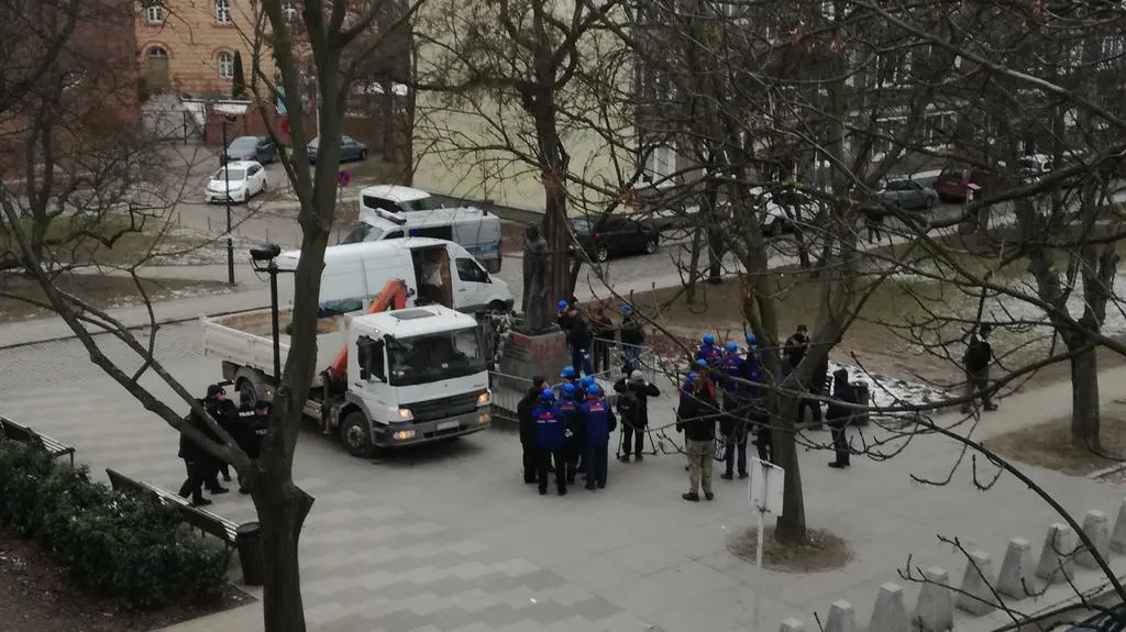 Pomnik wrócił na cokół