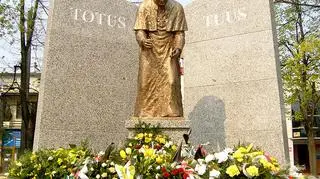 Pomnik z Wołomina (Wikipedia)