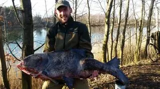 Ponad 22-kilogramowa ryba w rękach wędkarza