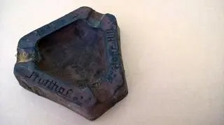 Popielniczka wypalona przez więźniów pracujących w znajdującej się niedaleko Sztutowa cegielni