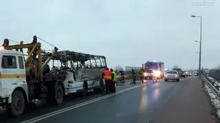 Poranne sprzątanie spalonego autobusu