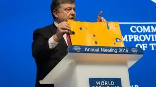 Poroszenko zaprezentował w Davos podziurawioną blachę autobusu, w którym zginęło 12 osób 