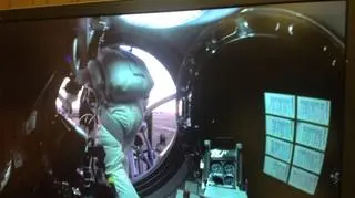 Poruszanie się w skafandrze, przypominający tym noszony przez astronautów, jest utrudnione