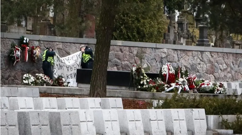 Porządkowanie cmentarza