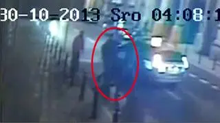 Poseł podchodzi do radiowozu